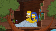 Die Simpsons – Endlich können Homer (l.) und Marge (r.) ihre Beziehung mal wieder richtig ausleben, denn Lisa und Bart sind im Kamp Krustier. Doch plötzlich kommt alles anders...