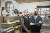Groß & Kleinanzeigen – Bei Antiquitäten -und Raritätensammler Johannes Döllerer findet David Groß so einige interessante Stücke und deren Geschichten. Am Ende hat es ihm eine Pferdemaske ganz besonders angetan