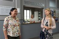 Die Rosenheim-Cops – Mitzi Wittmann (Magdalena Müller, r.) trifft auf Frau Grasegger (Ursula Maria Burkhart, l.) und Frau Lange (Sarah Thonig, M.).