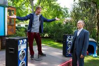 Löwenzahn – Fritz Fuchs (Guido Hammesfahr, l.) gibt alles für seinen Comedy-Auftritt auf der Bühne. Herr Kluthe (Holger Handtke, r.) ist lieber miesepetrig, Albernheiten sind nichts für den Mann vom Ordnungsamt. Bis er plötzlich selbst auf die Bühne muss.