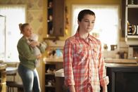 Young Sheldon – Mandy McAllister (Emily Osment, hinten); Missy Cooper (Raegan Revord, vorne)