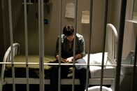 F.B.I. - Dem Verbrechen auf der Spur – Inmate reading a book in his cell.