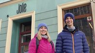 Heute im Osten - Die Reportage – Patrycja (27) und Eryc (23) vor einem israelischen Café in ihrer Heimatstadt Wroclaw/Breslau.