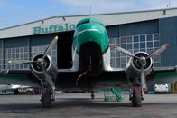 Ice Pilots – (5. Staffel) - "Ice Pilots" folgt der Arbeit der "Buffalo Airlines", einer Fluggesellschaft im Norden Kanadas, die in der arktischen Region mit ihrer Flotte alter Flugzeuge aus der Zeit des Zweiten Weltkriegs reguläre Passagier- und Frachtflüge übernehmen ...