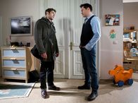 In aller Freundschaft – Von Arzu hat er zuvor erfahren, dass es Max seit zwei Tagen nicht gut geht.