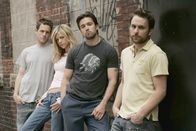 It's Always Sunny in Philadelphia – (2. Staffel) - Mac (Rob McElhenney, 2.v.r.), Charlie (Charlie Day, r.), Dennis (Glenn Howerton, l.) und seine Schwester Dee (Kaitlin Olson, 2.v.l.) führen das gemütliche Irish Pub "Paddy's" in Philadelphia. Doch leider laufen die Geschäfte nicht so gut wie geplant, so dass die Existenz der Kneipe ständig auf der Kippe steht ...