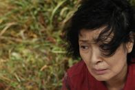 Mother – Die Mutter (Kim Hye-ja) ist entsetzt und traurig, sie glaubt nicht, dass ihr Sohn ein Mörder ist.