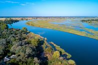 Hüter der Natur – Flugaufnahme des Okavango-Deltas an der Grenze von Namibia und Angola. Nach einer ausgiebigen Regenzeit sprießt das Grün.