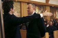 Scrubs - Die Anfänger – J.D.s Vorstellung: Dr. Cox (John C. McGinley, r.) nimmt Abschied von J.D. (Zach Braff, l.) ...
