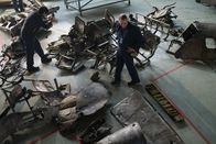 Mayday - Alarm im Cockpit – REENACTMENT - Im Untersuchungshangar sucht der Ermittler vor Ort (gespielt von Drew Zeran) nach wichtigen Beweisen für den Absturz von Fly Dubai Flight 981, während der Ermittlungsassistent vor Ort ihre Ergebnisse dokumentiert. (Cineflix 2021/Darren Goldstein)