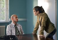 Der Dicke – Yasmin (Sophie Dal, r.) hat gute Nachrichten für ihren Bruder Davud (Fatih Alas, l.). Ihr Chef Gregor Ehrenberg wird seinen Fall übernehmen.
