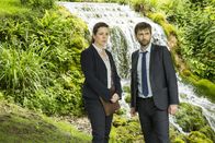 Broadchurch – Ellie Miller (Olivia Colman, l.) und Alec Hardy (David Tennant, r.) ermitteln im Fall eines sexuellen Übergriffs, der für die gesamte Küstenstadt Broadchurch eine Gefahr darstellen könnte ...