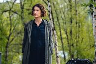 Hamilton – Kristin Ek (Nina Zanjani) versucht, die Täter im Wald aufzuspüren.