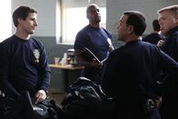 Brooklyn Nine-Nine – V.l.: Jake (Andy Samberg), Terry (Terry Crews), Charles (Joe Lo Truglio) und Scully (Joel McKinnon Miller)