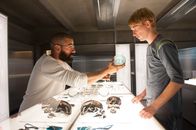 Ex Machina – Nachdem der Programmierer Caleb (Domhnall Gleeson, r.) einen Besuch bei dem CEO seines Unternehmens, der größten Internet Company, gewinnt, involviert Nathan (Oscar Isaac, l.) ihn schon bald in ein beeindruckendes Experiment: die Interaktion mit der ersten wahren künstlichen Intelligenz ...