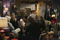 Criminal Minds – Penelope Garcia (Kirsten Vangsness, l.) wird in einer Notoperation gerettet. Ihre Kollegen Reid (Matthew Gray Gubler, 2.v.r.), Prentiss (Paget Brewster, 3.v.l.), Morgan (Shemar Moore, 3.v.r.), Hotch (Thomas Gibson, r.), Rossi (Joe Mantegna, M.) und JJ (AJ Cook, 2.v.l.) handeln gegen alle Vorschriften und übernehmen keinen neuen Auftrag, bis der Täter, der sie angeschossen hat, gefunden ist ...
