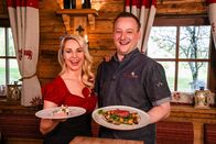 Silvia kocht – Silvia Schneider, Michael Rieser („Gebeizter Achensee Saibling mit Kohlrabi, Buttermilch und Wiesenkräutern“ und „Rosa gebratenes Filet vom Almochsen mit Spargel-Bärlauch-Ragout und Kartoffelbällchen“) auf der Gramai Alm.