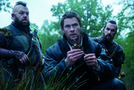 The Huntsman & The Ice Queen – Eric (Chris Hemsworth, M.) sucht gemeinsam mit seinen Gefährten Nion (Nick Frost, l.) und Gryff (Rob Brydon, r.) einen mächtigen Zauberspiegel.