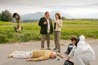 Die Rosenheim-Cops – Kommissar Korbinian Hofer (Joseph Hannesschläger, l.) und Pathologin Dr. Ursula Kern (Maren Schumacher, r.) inspizieren den Tatort.