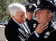 Diagnose: Mord – Dr. Mark Sloan (Dick Van Dyke, l.) untersucht Lieutenant Max Jupe (Jonathan Banks, r.), der sich krank fühlt. Diagnose: Windpocken.