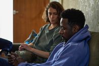 Trigonometry – Kieran (Gary Carr) gesteht bei einem Familientreffen, dass er seine Arbeit als Sanitäter kündigen wird. Ray (Ariane Labed) weiß bereits davon, was nicht allen Anwesenden gefällt.