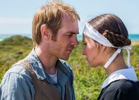 Seebad-Saga – Morten Enevoldsen (Morten Hemmingsen, l.) und Fie Kjaer (Rosalinde Mynster, r.).