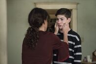 Speechless – Maya DiMeo (Minnie Driver, l.); Ray DiMeo (Mason Cook, r.)
