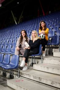 Fußball: Europameisterschaft – v.li.: Alina Marzi, Anna-Maria Wiesinger und Julia Kienast während ServusTVs UEFA EURO 2024 Media Day in Wals-Siezenheim, Österreich am 9. April 2024