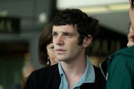 Voll verschleiert! – Letztlich muss Armand (Félix Moati) seine Verkleidung ablegen und sein Versteckspiel beenden.