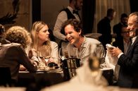 Axiom – Wolfgang (Rolf Kanies, re.), Julius (Moritz von Treuenfels), Marie (Ricarda Seifried, mi.) und Ángela (Marita Breuer, li.) haben einen geselligen Abend im Restaurant.; WDR Fernsehen AXIOM, Spielfilm, Deutschland 2022 Uhr. Wolfgang (Rolf Kanies, re.), Julius (Moritz von Treuenfels), Marie (Ricarda Seifried, mi.) und Ángela (Marita Breuer, li.) haben einen geselligen Abend im Restaurant.