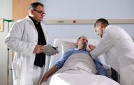 In aller Freundschaft – Die Entzündungsparameter bei Wolfgang Stöcker (Peter Rührung, mi.) sind weiter gestiegen. Dr. Kaminski (Udo Schenk, re.) und Hans-Peter Brenner (Michael Trischan, li.) müssen ihn nun operieren. Wolfgang hat Angst, doch Dr. Kaminski versichert ihm, dass er alles tun wird. Doch tatsächlich besteht in seltenen Fällen das Risiko von Inkontinenz oder dauerhafter Impotenz.
