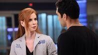 Chicago Med – Sind nicht gleicher Meinung: Sarah Rafferty als Dr. Pamela Blake, Dominic Rains als Dr. Crockett Marcel