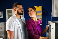 Bettys Diagnose – Dr. Tarik Sahin (Nicolas Fethi Türksever, l.) und Elisabeth "Betty" Hertz (Henrike Hahn, r.)