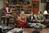 The Big Bang Theory – Während Penny (Kaley Cuoco, 2.v.l.) es nicht fassen kann, ist Leonard (Johnny Galecki, 2.v.r.) von Sheldons (Jim Parsons, r.) Assistentin Alex (Margo Harshman, l.) total begeistert ...