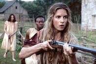 The Keeping Room – 1865: Der Bürgerkrieg in den USA zwischen Nord und Süd liegt in den letzten Zügen. Doch immer noch herrschen allerorts Mord und Totschlag. Auch für die drei Frauen, Augusta (Brit Marling,vorne), Louise (Hailee Steinfeld,l.) und Mad (Muna Otanu,m.), wartet der Krieg mit einem letzten Kampf auf. Plündernde Deserteure aus dem Süden stehen plötzlich vor ihrem einsamen Haus...