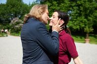 Sturm der Liebe – Carolin (Katrin Anne Heß, r.) macht Michael (Erich Altenkopf, l.) ein Liebesgeständnis.