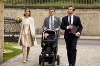 Familie Dr. Kleist – Hochzeit: Piwi (Meo Wulf, M.) und Anke (Fabienne Haller, l.) wollen heimlich heiraten. Doch Herr Schmidt (Jeremias Koschorz, r.) gibt vor, dass wegen eines Wasserschadens im Standesamt, die Trauung an einem anderen Ort stattfinden muss (Baby Ben: Matthis Anton Tierling).