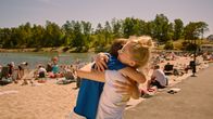 Campsite – Endlich Ferien: Andrine Selma (Adeline Opedal) freut sich über das Wiedersehen mit Sebbe (Mathias G. Tiedemann).