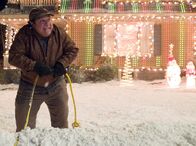 Blendende Weihnachten – Buddy (Danny DeVito) hat sein Haus wie im Rausch mit Weihnachtslichtern übersäht.