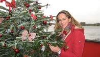 Wunderschön! – Wo schwimmt ein riesiger Adventskranz im Fluss? Was ist das Spinnstubenfest? Und wie hört sich "Stille Nacht, Heilige Nacht" auf Kölsch an? "Weihnachten im Westen" beleuchtet die Eigenheiten der Regionen in NRW - von A wie Adventskalender über L wie Lebkuchen bis Z wie Zuhause feiern. K wie Krippen darf natürlich nicht fehlen: Wo stehen die schönsten, wo gibt es ganz besondere? Oder N wie Nikolaus: In Kleve kommt er über den Fluss, im Münsterland fährt er schon mal mit der Leeze. Ob Westfalen oder Rheinland, Eifel oder Ruhrgebiet, Sauerland oder Niederrhein - jede Region hat ihre eigenen Bräuche und Rituale: Mal sind die Feiern in der Advents- und Weihnachtszeit ganz fröhlich, mal eher besinnlich, manchmal ein bisschen verrückt. Kerzen und Musik, gutes Essen und ein Schluck Glühwein gehören (fast) immer dazu. - Die Sendung moderieren Tamina Kallert (Foto), Andrea Grießmann und Anne Willmes.