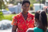 Death in Paradise – Darlene (Ginny Holder, l.) befragt Laurette (Leah Walker, r.), eine Angestellte einer Computer-Werkstatt und zugleich Bekannte. Weiß sie über die dubiosen Vorgänge in dem Laden Bescheid?