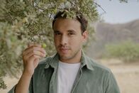 Greenwashed? – Sherif macht sich in Marokko ein Bild von dem Anbau der Arganbäume.