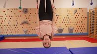 Sport ABC – Melly stellt sich einer besonderen Herausforderung: dem Ninja-Turnen. Dabei muss sie einen Hindernisparcours in unter einer Minute schaffen. Geschicklichkeit und Schnelligkeit sind gefragt.
