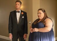 This Is Us - Das ist Leben – Kevin Pearson (Justin Hartley, l.); Kate Pearson (Chrissy Metz, r.)