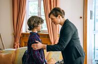 Watzmann ermittelt – Felicitas Beck (Dagny Dewath, r.) verabschiedet sich theatralisch von ihrem Sohn Florian (Anton Unertl, l.).