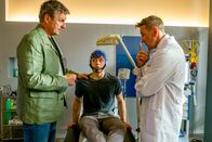 Der Bergdoktor – Dr. Martin Gruber (Hans Sigl, l.) und Dr. Alexander Kahnweiler (Mark Keller, r.) versuchen die Ursache für Vinzent Neumüllers (Tom Böttcher, M.) Erschöpfungszustand herauszufinden.