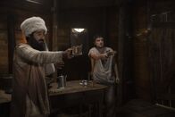 Future Man – Bin Laden (Fajer Al-Kaisi, l.); Josh Futturman (Josh Hutcherson, r.)
