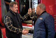 The Ice Road – Der gut vernetzte Spediteur Jim Goldenrod (Laurence Fishburne, r.) wirbt den arbeitslosen Mike McCann (Liam Neeson, l.) als Fahrer für den riskanten Nottransport über die Eisstraßen an.