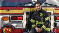Station 19 – Station 19 Staffel 6 Folge 5 Gerät zwischen die Fronten: Jay Hayden als Travis Montgomery Copyright: SRF/Motion Picture/2022 ABC Signature