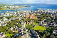 Die Inseln der Queen – Die St.-Magnus-Kathedrale dominiert das Bild der Hauptstadt Kirkwall.